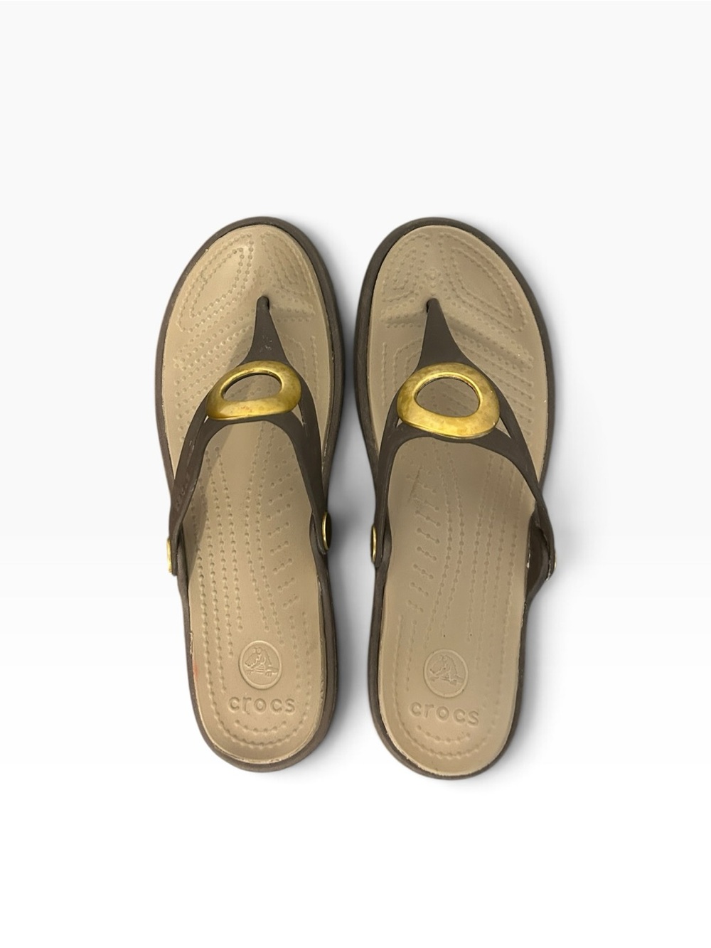 CROCS Women's brown Sanrah Beveled Circle wedge sandal with Gold Ring Size 8W